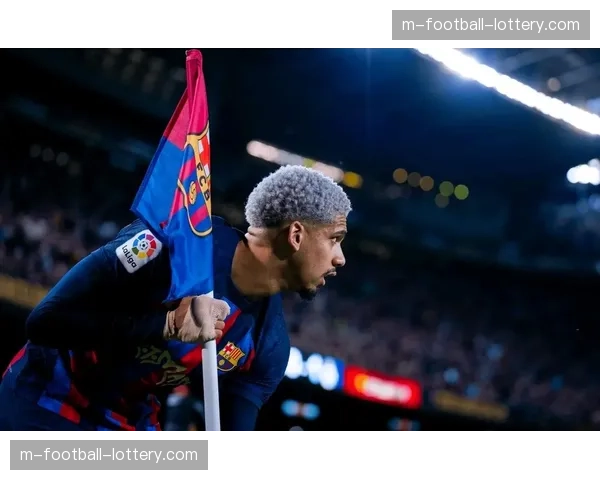 官方：巴萨后卫阿劳霍因腿筋伤势将缺席四周