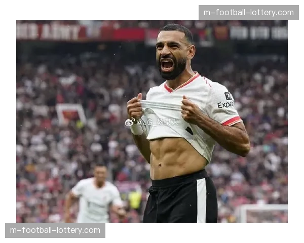 社区活动：利物浦基金会举办“足球无国界”青少年训练营，萨拉赫到场互动