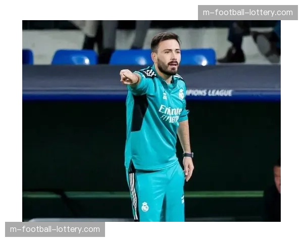 聚焦皇马助理教练达维德，他是安切洛蒂日常训练中防守战术的主要设计者